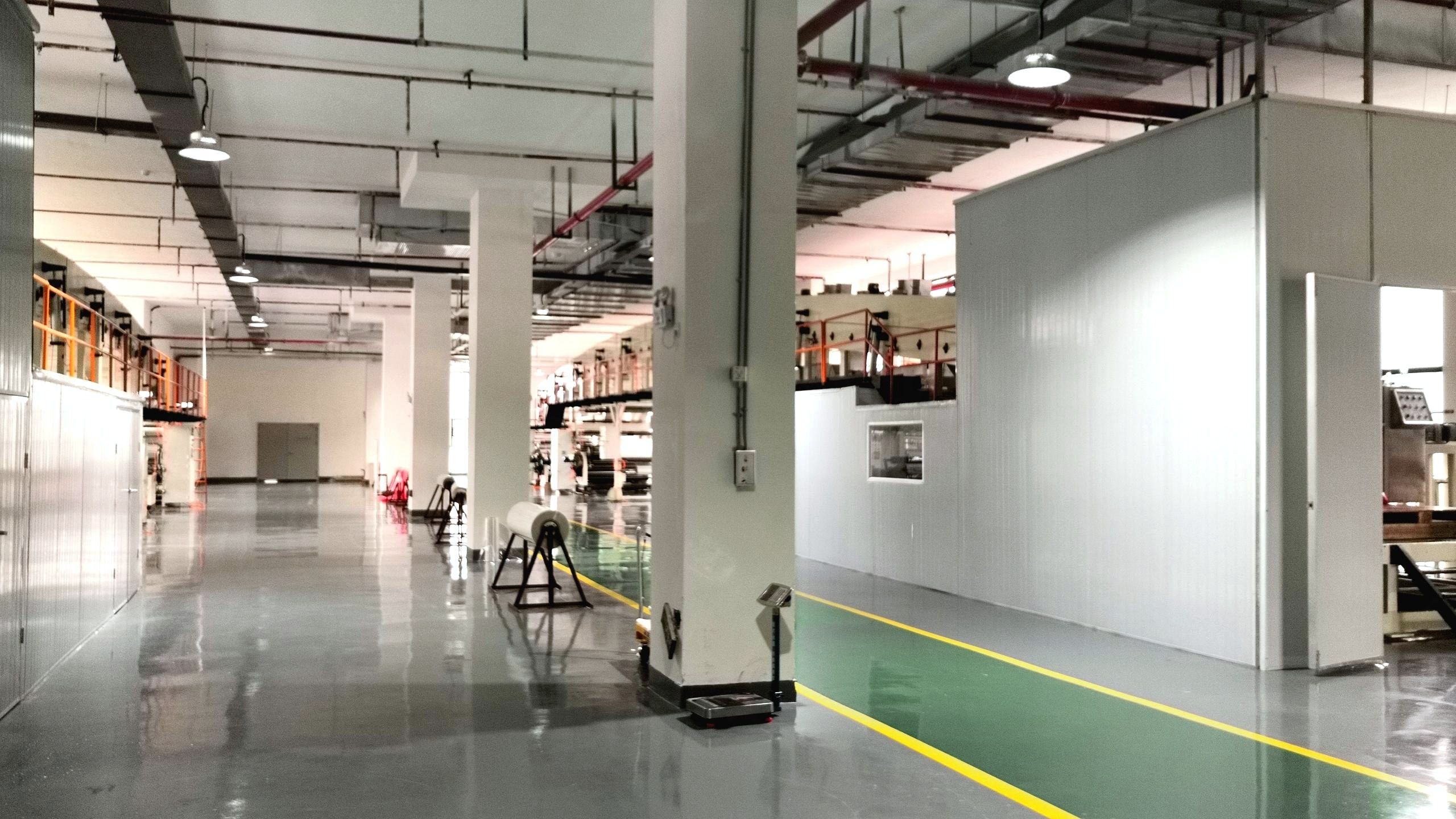 Uton coating hall, clean silver-grey production floor